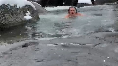 Buz tutan dereye girerek yüzdü