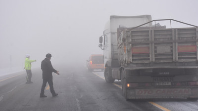 Kars'ta kar ve buzlanma nedeniyle tırlar yolda kaldı