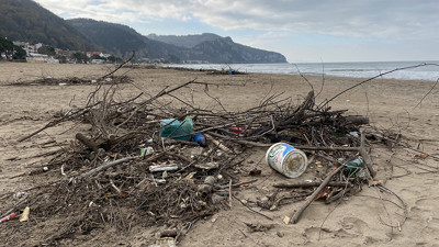 Atılar selde sürüklendi! İnkumu sahili çöple doldu
