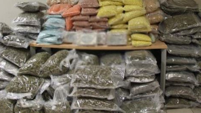 Bebek bezlerini açan polislerin ağzı açık kaldı