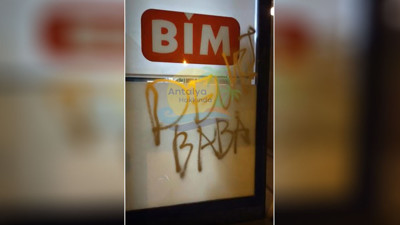 BİM mağazasına saldırı: Taşlayıp camına 'Devlet baba' yazdılar