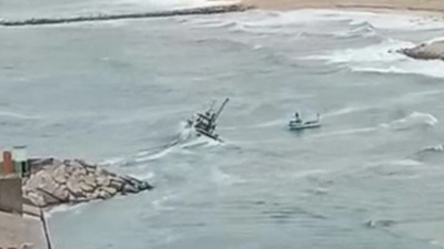 Denizde dalga paniği: Tekneler alabora tehlikesi yaşadı