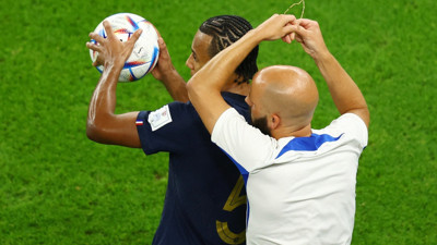 Fransız oyuncu maça zincir kolye ile çıktı. 41 dakika boyunca farkedilmedi