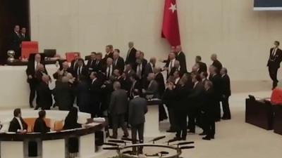 CHP’li Sertel: FETÖ’cü yakını olan o*** çocuğudur. Meclis’te FETÖ tartışması