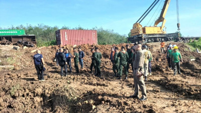 Tayland'da bombalı saldırı düzenlenen trenin enkazında patlama