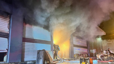 Tuzla'da mobilya deposunda yangın