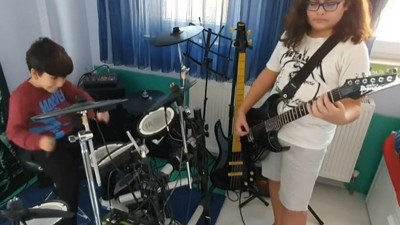 İki küçük kardeşten biri gitara biri bateriye geçti. Grup Mal Değnekleri çaldı ortalık yıkıldı