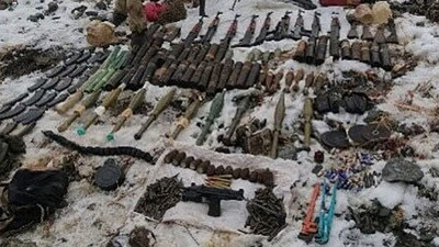 Sınır hatlarında ele geçirildi! Çok sayıda silah ve mühimmat var
