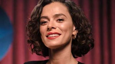 Özge Özpirinçci'ye son dakika şoku. Kıvanç Tatlıtuğ ile başrolünü paylaşacağı ''Aile'' adlı dizinin kadrosundan çıkarıldı
