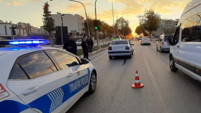 Kırmızı ışıkta bekleyen araca arkadan çarptı: 1 yaralı