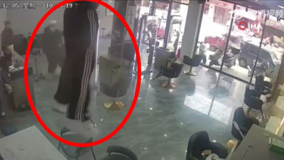 Tavan çöktü kuaför salonunun ortasına düştü!