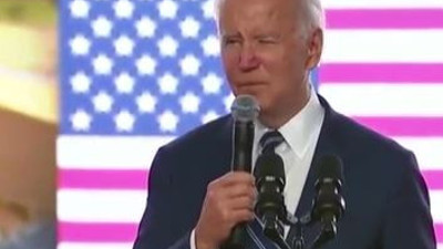 Joe Biden’ın dili yine sürçtü. Salon kahkahayı bastı