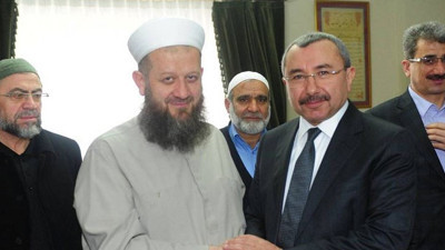 6 yaşında kızını evlendiren Tarikat Şeyhiyle AKP'li başkanın fotoğrafı ortaya çıktı