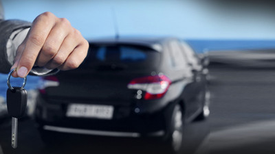 Araba kiralamak istediği sahte sitede dolandırıldı. Dolandırdıkları vatandaşla bir de dalga geçtiler