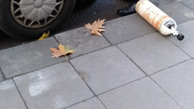 Aracın motoruna sıkışan kedi kurtarıldı