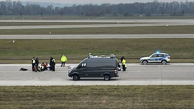Kendilerini uçak pistine yapıştırdılar. Uçak biletleri çok ucuz diye protesto yaptılar