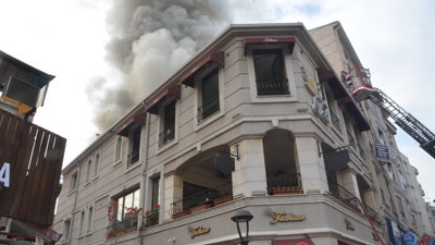 Manisa'da üç katlı binanın çatısında yangın paniği