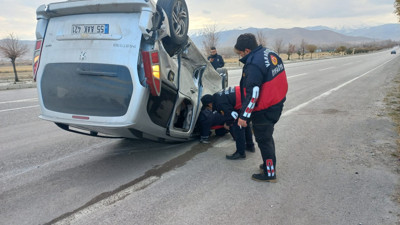 Kamyonetle minibüs çarpıştı: 2 yaralı