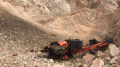 Devrilen iş makinesinin altında kalan işçi hayatını kaybetti