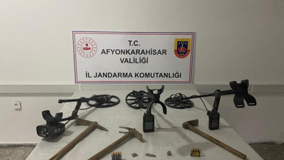 Dedektörle define ararken yakalandılar