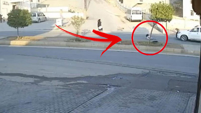 Köpek saldırdı küçük kız çocuğu otomobil altında kalmaktan son anda kurtuldu