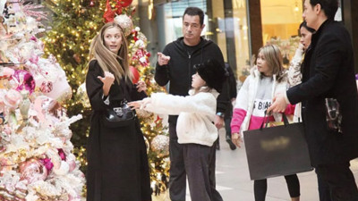 Acun Ilıcalı, sevgilisi ile küçük kızını tanıştırdı. Birlikte yılbaşı alışverişine çıktılar