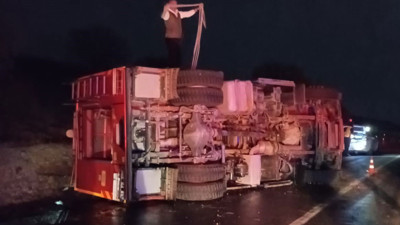 Yangına giden itfaiye aracı devrildi