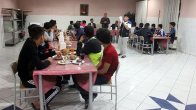 Çocukları korumakla görevli Aile Bakanlığı kimsesiz çocukları cemaate teslim etti