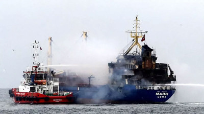 Pendik Limanı'nda kuru yük gemisinde çıkan yangın söndürüldü