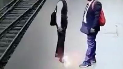 Tren istasyonunda biletçiye elektrik çarptı raylara düştü. Herkes dehşetle izledi