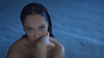 Hülya Avşar'ın yeni şarkısının klibindeki olay görüntüleri, yok artık bu kadar da olmaz ki dedirtti