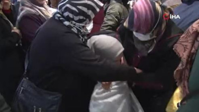 Ucuz tava izdihamı. Ucuz tavayı kapmak için diğer kadının kolunu ısırdı. Ağla sevgili yurdum ağla