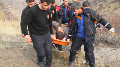 Arkadaşlarıyla kamp yaptığı vadide düşüp yaralanan kişi kurtarıldı