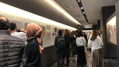 Ameliyatlarını çizen doktorların eserleri sergilendi