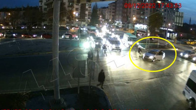 Otomobilin trafik polisine çarptığı kaza kamerada