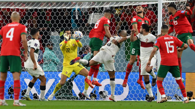 Fas'ta Romain Saiss şoku. Sakatlanarak maça devam edemedi