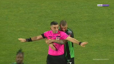 Denizlisporlu Mustafa galibiyeti hakeme sarılarak kutladı. Böylesi görülmedi