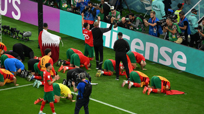 Faslı futbolculardan sahada şükür secdesi