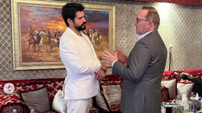 Burak Özçivit ve iki Oscarlı Kevin Spacey aynı karede. Katar'da buluştular