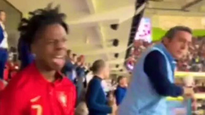 Görenler videoyu başa sarıp tekrar izledi. Ünlü fenomenin hüngür hüngür ağladığı videoda Ali Koç detayı