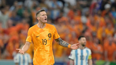 Messi'yi Weghorst'un elinden zor almışlar. 'Bu iri adam Messi'yi tekme tokat dövecekti'