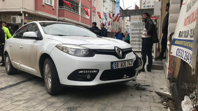 Fren yerine gaza bastı, 2 kişiyi duvara sıkıştırdı