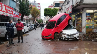 Antalya'da sel felaketi: Arabalar sürüklendi okullar tatil edildi