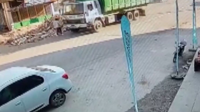 Kamyonuyla yayaya çarptı hiçbir şey olmamış gibi yoluna devam etti