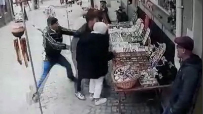 Hediyelik eşya satın alırken bıçaklandı. Bıçaklayan serbest kaldı. Adalet bunun neresinde? Cinayete teşebbüs değil mi bu