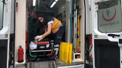 Ağaç keserken üzerine kütük düştü, ağır yaralandı