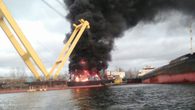 Flaş... Flaş... Ukrayna'da Türk bayraklı yüzer vinç vuruldu