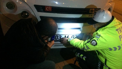 Sahte plakayla yolculuk yaparken polise yakalandı