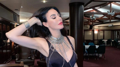 Ünlü manken ve şarkıcı Defne Samyeli, 'Avatar' modasına uydu. Hayranlarından binlerce beğeni geldi