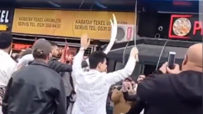 Yabancılar kılıçlarla sokağa indi. Vatandaş korkudan sokağa çıkamadı